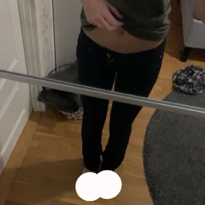 Lågmidjade jeans - Jätte fina lågmidjade jeans säljer pågrund av att den är för små, vet inte om dem finns kvar få de är min mammas gamla! 