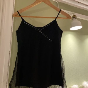 Topp - Jättefin svart topp med lite pärlor på. 