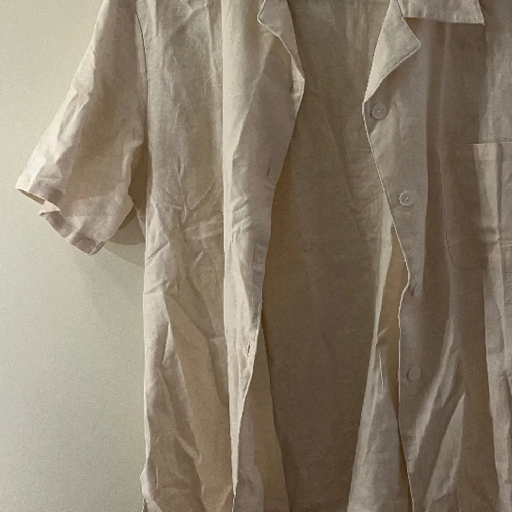 En beige linneskjorta i nyskick, behövs bara strykas;) Säljer pga ingen användning:/. Skjortor.