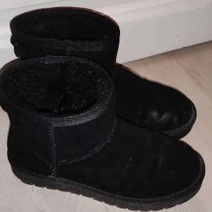 Fake uggs, varma och i fint skick, säljer då jag inte använder de längre 💞 (görs självklart rent innan de skickas)