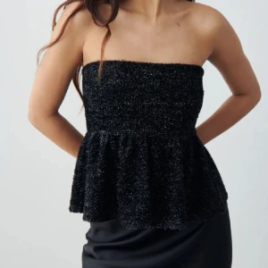 Glittrig tubtopp - Säljer denna glittriga tubtoppen, perfekt till nyår! Använd endast 1 gång så är i bra skick💕