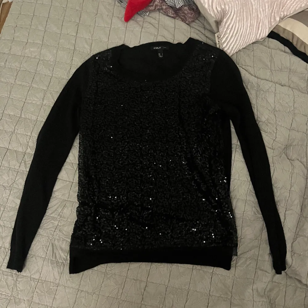 black glitter shirt from mango, used only a few time, size L but fits XS-M. Blusar.