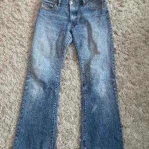 Ett par blåa lågmidjade Diesel jeans. Säljer då de är för stora på mig. Dragkedjan är trasig därav priset.   Midjemått: 38cm Innerbenslängd: 71cm