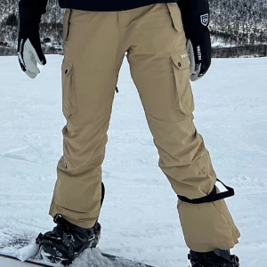 Montec skid byxor - Säljer mina beiga/sand färgade snowboard byxor🤍 Använda 2 säsonger varsamt så dom är fortfarande av bra kvalitet! Har en liten fett fläck på ena låret som är svår att få bort, men syns inte tydligt (kolla sista bilden). Nypris: 1599 kr  Mitt pris: 59