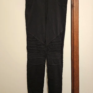 Svarta leggings med rynkade detaljer - Använda men i gott skick.