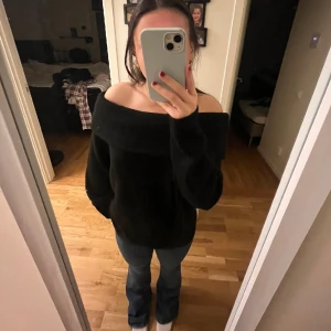 Off shoulder tröja - Säljer denna svarta off shoulder tröja från hm! Köpt för 300kr och sällan använd! Storlek M men passar mig som är S💗💗💗