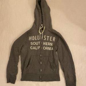 Grå zip-up hoodie från hollister i bra stick.