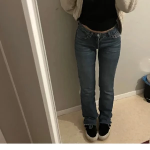 Low bootcut jeans Gina  - Lågmidjade jeans från Gina, klippts längst ner pga långa är runt (162) annars bra skick och jätte fina och bekväma🤍 storlek 32