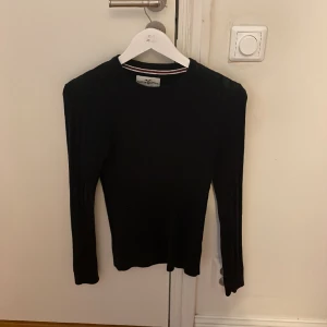 Stickad tröja - Blå stickad tröja från Hampton Republic. Aldrig använd alltså inga skador! Storlek 158-164 men passar upp till 168