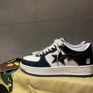Bapestas(bapes) - Jätte fina och i bra skick. Använder ej längre då storleken ej passar mig. Kom dm för mer info.