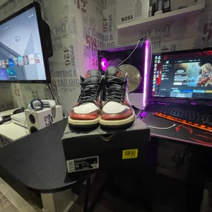 Jordan 1 - Jordans som är nästan nya. Inte använda mycket. Dem andvänds tyvär inte mycket längre.