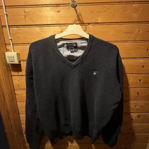 GANT sweatshirt  - Stickad sweatshirt från GANT, denna sweatshirt har en normal passform och är i nästintill nytt skick utan några defekter. Priset går att diskutera.