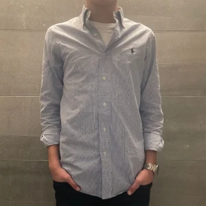 Ralph Lauren Skjorta - Tja! En Ralph lauren skjorta i mycket bra skick. Modellen är 174cm, väger 58kg och bär storleken xs. Nypris 1400kr, mitt pris 449kr. Hör av dig vid frågor! 
