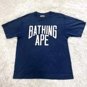 Gammal bape t-shirt från osaka Japan  Äkta ✅ Faded  Navy blue  61 cm längd  50 cm byst 20cm arm  