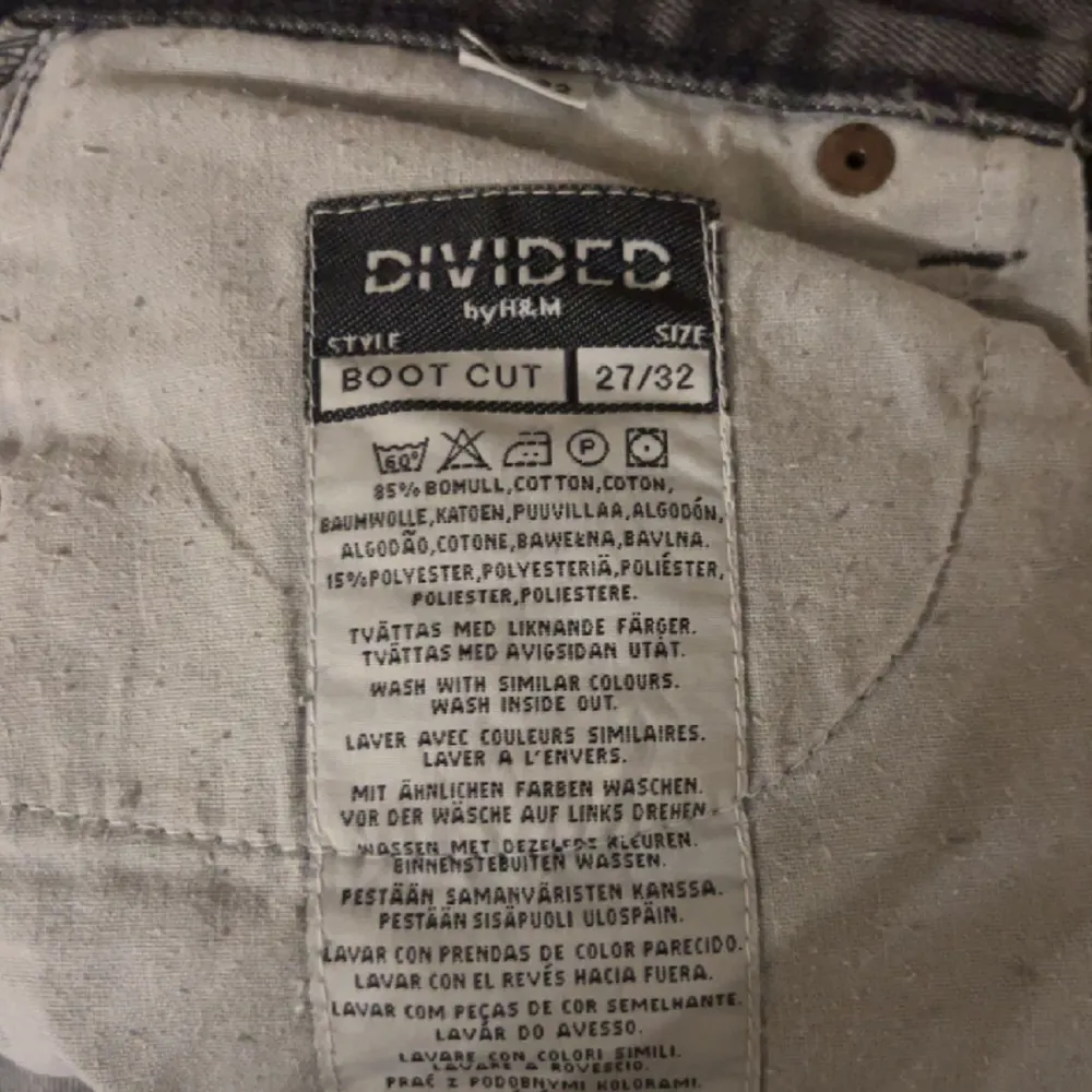 Supersnygga lågmidjade jeans som inte längre kommer till användning, bra skick på jeansen💗. Jeans & Byxor.