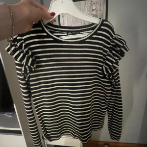 Randig topp - Sååå fin randig topp som jag inte använt på ett år. Fraktar samma dag som ni köper😇❤️