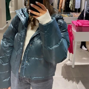 PufferJacka - Säljer min pufferjacka i grön från Mads Nørgaard. Oklart med storlek då jag ej är hemma men passar mig som är S-M. Nypris 1 500 och den är sparsamt använd säkert 3 gånger max. Frakt ingår ej, priset går att diskutera vid snabb affär