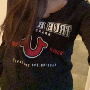 True religion - Säljer denna sjukt fina true religion tröjan i storlek M passar mig som är xs/s i tröjor ❤️ kontakta via dm för eventuella frågor eller funderingar ❤️ tryck på köp nu!