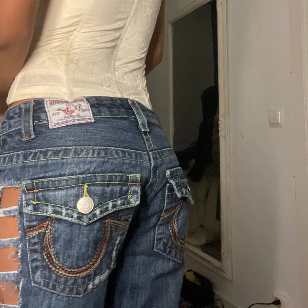 Ass cola true religion jeans som är köpt här på Plick ❤️ 💓 OBS! ( det finns ingen gylf utan en till knapp ) skriv om ni undrar mer om det så skickar jag fler bilder! Midjemått tvärsöver 35cm , innerbenslängd 73cm. Jeans & Byxor.