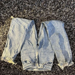 Bootcut jeans från Gina - Säljer mina bootcutjeans från Gina så dem är för långa. Inga större defekter förutom lite slitna vid foten men inget som syns. Orginalpris 500kr.