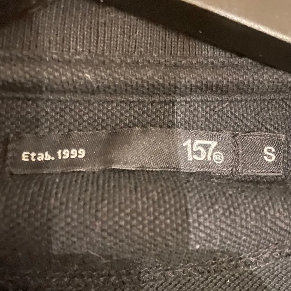 Tjena jag säljer min svarta tröja från lager 157 för att den är för liten. Den kostade 300kr och jag säljer den för 129kr. Hoodies.