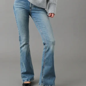 Low waist bootcut jeans - Säljer dessa, bilderna är lånade från Gina Tricots hemsida❤️bildbevis? Tveka inte att höra av dig så fixar jag 