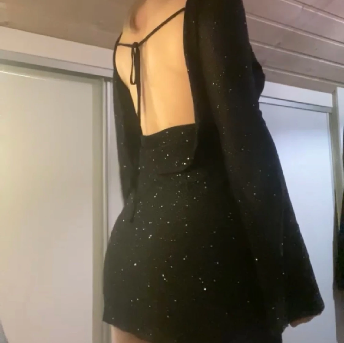 Glittrig klänning - 91