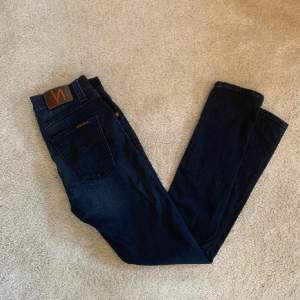 Tjena! Säljer ett år nästintill nya nudie Jeans. || modell Lean Dean || sitter vanligt / tight. Hör gärna av dig vid frågor