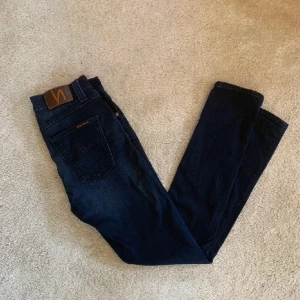 Nudie Jeans 29/32 - Tjena! Säljer ett år nästintill nya nudie Jeans. || modell Lean Dean || sitter vanligt / tight. Hör gärna av dig vid frågor