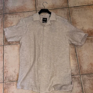 Linneskjorta - Snygg linne skjorta inför sommaren. Inte använd då den var för liten. Lappen kvar. Köpt för 400kr  Slim