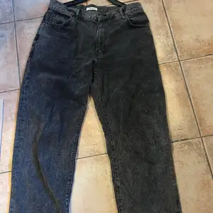 Relativt oanvända jeans från Woodbird. Felfri. Stlk 31/32. Baggy jeans. Köpt för 900kr från Nlyman  50% rabatt