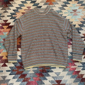 Stickad tröja - Jättebra skick, inga fel. Köpt från YOKE, är stor i storleken så om du har S eller t.om kanske M kan du ha denna. Häftig tröja som är skön. Nypris 699kr