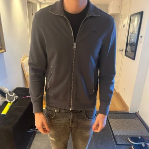 Kofta  - En sjukt fräsch kofta. Storlek L men sitter som en M. Skick 9/10 knappt använd  För fler frågor är det bara att höra av sig 👍🤟