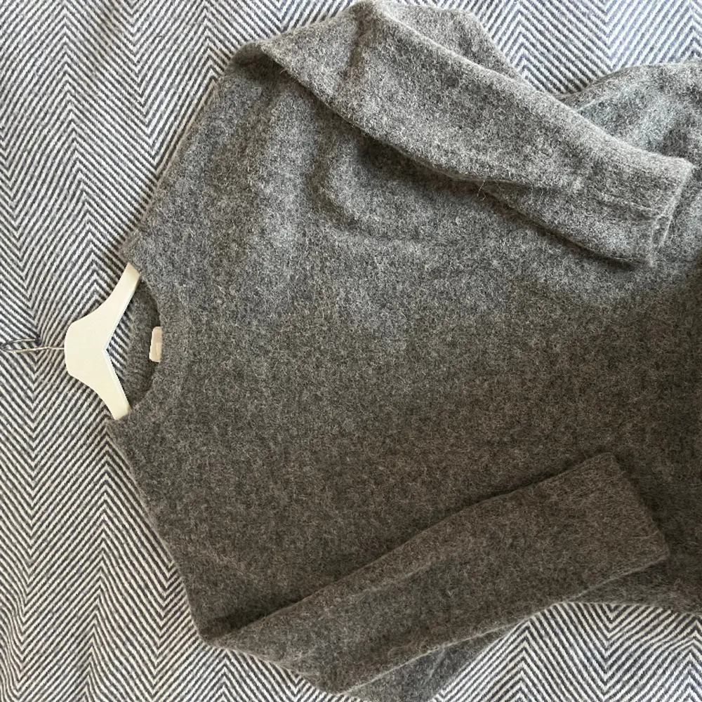 En stickad tröja med alpacka Wool från H&M! Super fin och näst intil oanvänd!🫶🏼. Tröjor & Koftor.