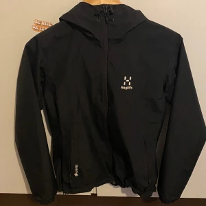 Haglöfs jacka  - Är i nyskick har använts bara några gånger, säljer den eftersom jag inte använder den och eftersom jag har växt ur den men den är väldigt ren, ny och har inga skador. Är svart och i size S men den passar både xs och även M. Kostnad utan frakt =800kr.