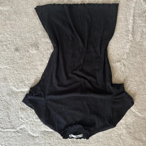 Festtopp  - Svart festtopp med textur. Från NAKD i storlek M