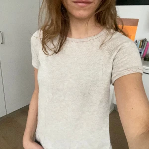 Stickad t-shirt  - Jättesöt finstickad beige tröja! Uppsyd nertill på grund av att den var för lång🌸