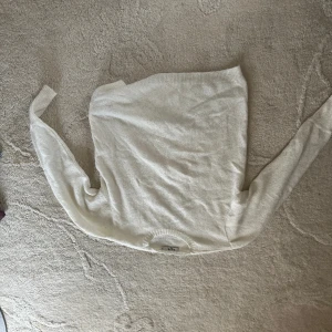 Stickad tröja  - Väldigt mjuk stickad tröja från NAKD.  Går ut lite vid axlarna. Mycket bra kvalitet 