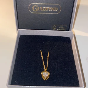 Guld halsband  - Äkta guld halsband från guldfynd, format som ett hjärta med diamant. Perfekt som present eller julpresent. ( ej använt) pris kan diskuteras. ❤️