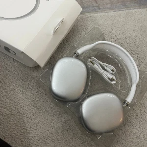 Around ear hörlurar  - Helt nya med förpackning. Kopplas med bluetooth.