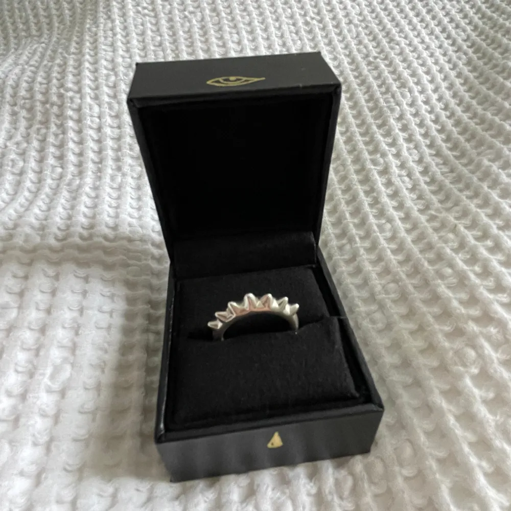 Säljer denna superfina ring från Maria Nilsdotter! Ringen är i nyskick och inte så använd 💖Nypriset är 2295kr och jag säljer den för 1400kr, kan även tänka mig att byta mot andra saker från Maria! 🙌🏻. Accessoarer.
