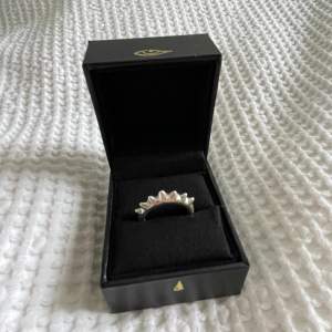 Säljer denna superfina ring från Maria Nilsdotter! Ringen är i nyskick och inte så använd 💖Nypriset är 2295kr och jag säljer den för 1400kr, kan även tänka mig att byta mot andra saker från Maria! 🙌🏻
