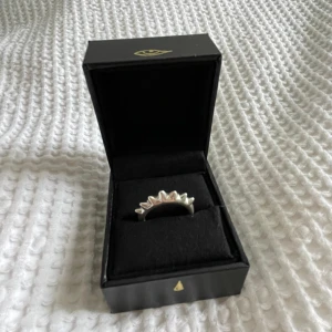 Maria Nilsdotter Ring - Säljer denna superfina ring från Maria Nilsdotter! Ringen är i nyskick och inte så använd 💖Nypriset är 2295kr och jag säljer den för 1400kr, kan även tänka mig att byta mot andra saker från Maria! 🙌🏻