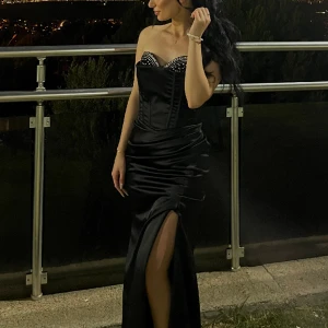 Festklänning - En elegant aftonklänning som endast är använd vid ett tillfälle. Storlek XS men skulle även funka som S. Priset går att diskutera vid snabb affär🤍