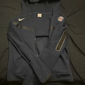 Psg Nike tech fleece - I jättebra skick, använd cirka 10 gånger. Anledning till försäljning: för många luvtröjor ( pris kan diskuteras )  Kontakta helst via snapchat! Just på grund av fel med att skicka meddelanden via appen: ssergio07h