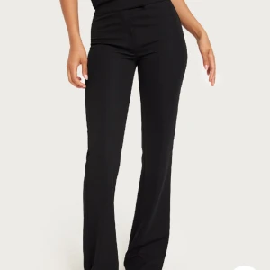 Lågmidjade kostymbyxor - Köpte dessa kostymbyxor för inte så länge sen och när jag fick dom så var de alldeles för stora för mig. Prislappen är kvar. Från Nelly.com🥰Köptes för 399, kan sänka priset vid snabb affär :)