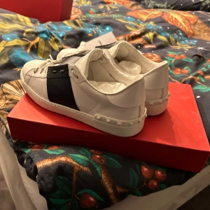 Valentino Opel marinblå skor  - Hej säljer nu mina valentino skor storlek 41. Pågrund av att dom e för små dom är nästintill helt nya använda 5-6 gånger.  Skick:9 Allt og  Pris kan diskuteras. Kan även byta mot några andra skor. Skriv för fler bilder 