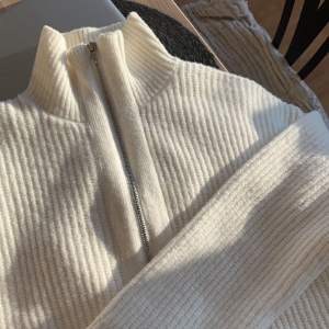 (Andra bilden lånad!)  Jättemysig stickad tröja från bikbok, använd endast ett fåtal gånger och är i nyskick. Storlek S, säljes för 300 kr 