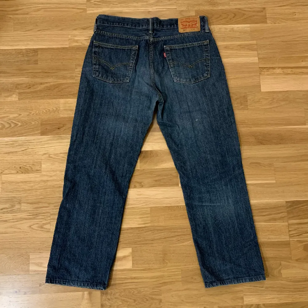 Snygga levis jeans 💙helt ok skick, pytteliten slitning där bak som knappt syns ( sista bilden ) kom privat för närmare bild ☺️ Är 161 cm 💓. Jeans & Byxor.