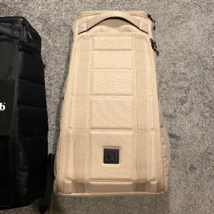 Db ryggsäck  - Douchebags The Strøm 25L ryggsäck i färgen beige.  Gamla modellen svåra att få tag på. Väldigt fint skick. Mått: 49 x 19,5 x 31cm.  Hör av dig om du har några frågor!